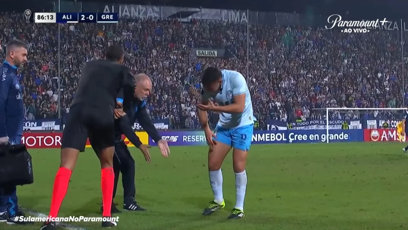 O lance da lesão: Monsalve joga no sacrifício e vira preocupação no Grêmio após queda no Peru Monsalve, contra o Alianza Lima, no Peru