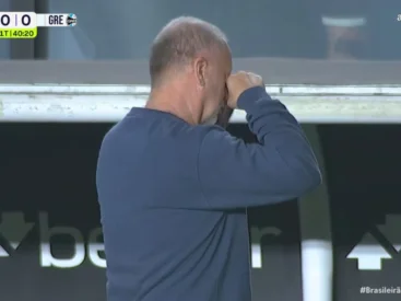 Vasco x Grêmio: os gestos de Mano Menezes para um torcedor após gol anulado Mano Menezes em Vasco x Grêmio