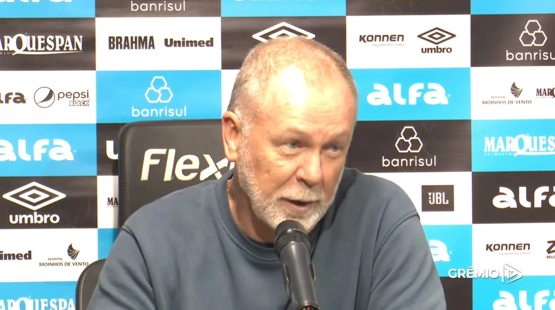 O dilema que Mano Menezes afirma estar vivendo neste momento no Grêmio Mano Menezes, em entrevista coletiva após empate 1x1 contra o Vasco