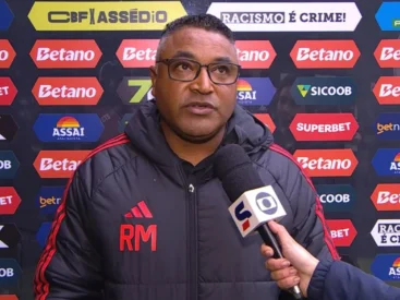 A conversa entre Roger Machado e Bruno Tabata nos bastidores do Inter Roger Machado concede entrevista antes do jogo do Inter contra o Ceará