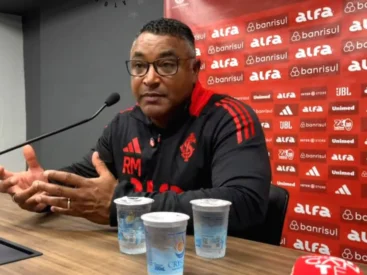 Roger Machado celebra vitória tática do Inter e destaca estratégia para conter Neymar na Vila Belmiro Roger Machado em entrevista coletiva de imprensa após a vitória do Inter por 2x1 contra o Santos de Neymar