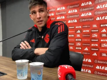 Goleiro do Inter desabafa sobre lesões e apoia chegada de Alan Rodríguez Goleiro Rochet em entrevista coletiva de imprensa após a vitória do Inter por 2x1 contra o Santos de Neymar