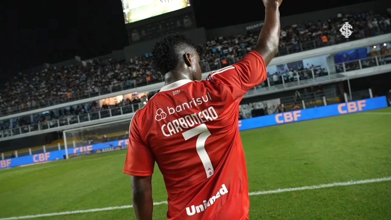 Com uma dúvida no time, Inter mira quarta vitória seguida e Beira-Rio deve receber 30 mil torcedores Carbonero comemora gol pelo Inter, na vitória colorada por 2x1 contra o Santos