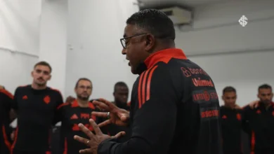 Jogador do Inter rouba a cena no vestiário após vitória contra o Santos: “Evolução muito grande” Roger Machado no vestiário do Inter após vitória contra o Santos por 2x1.