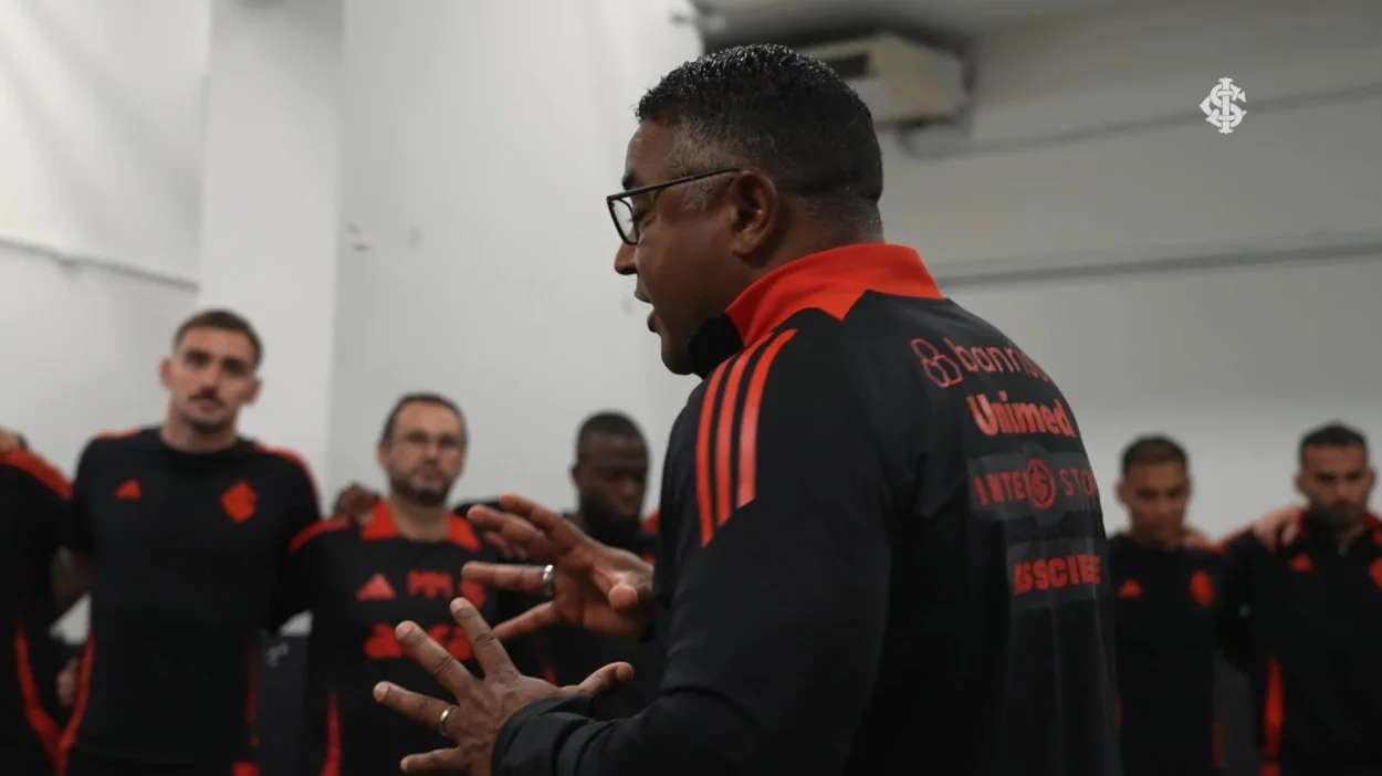 Jogador do Inter rouba a cena no vestiário após vitória contra o Santos: “Evolução muito grande”