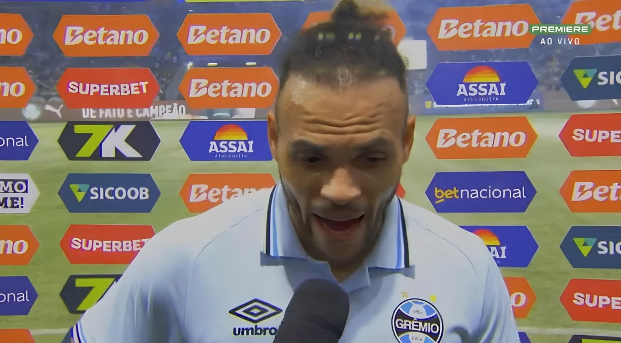 Grêmio sofre novo revés, perde para o Palmeiras e vê crise se agravar no Brasileirão Braithwaite, jogador do Grêmio, em entrevista após intervalo contra o Palmeiras