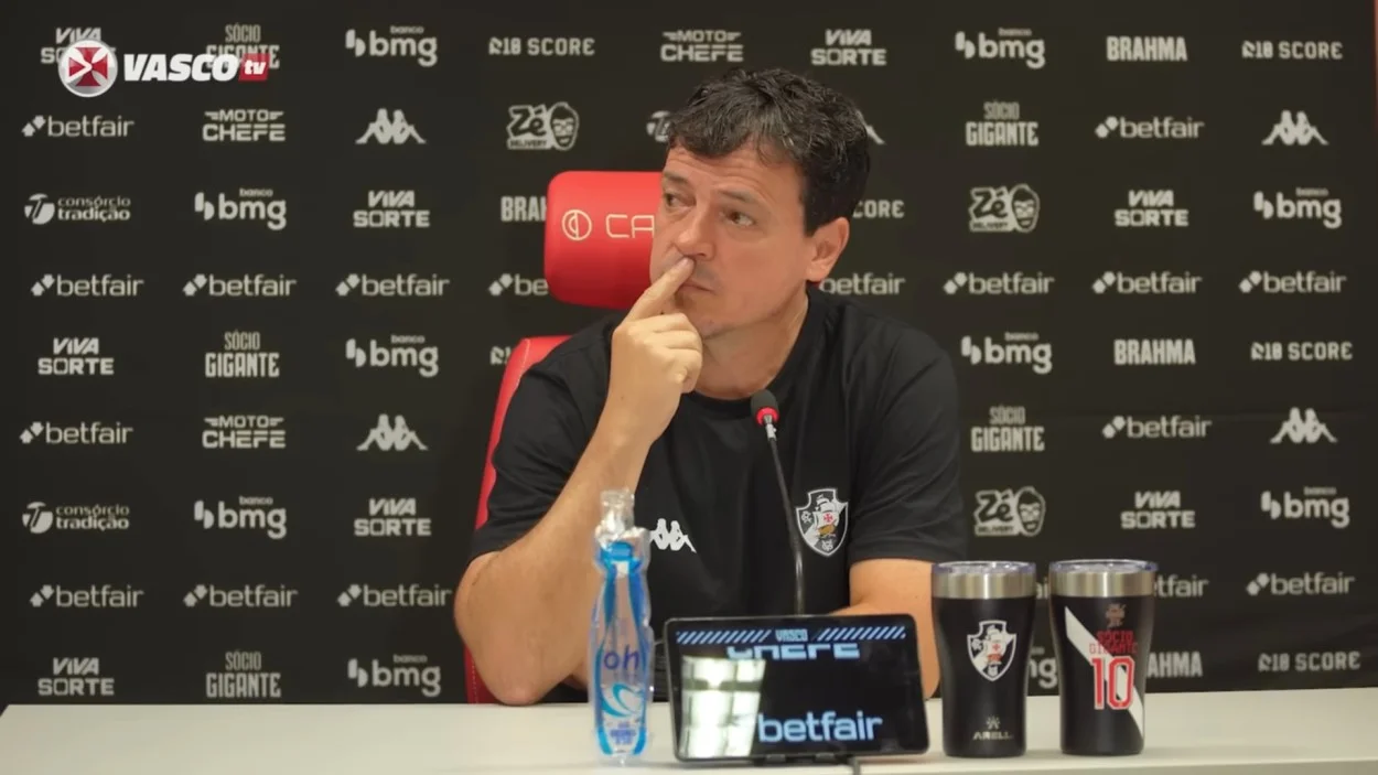 Fernando Diniz detona expulsão de Léo Jardim e acusa Inter de fazer pior: "Tem vídeo" Fernando Diniz, treinador do Vasco concede entrevista após empatar com o Inter 1x1