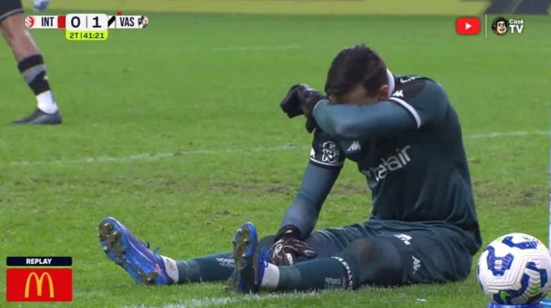 Expulso por "cera" contra o Inter, Léo Jardim viveu situação parecida pelo Grêmio Expulso por "cera" contra o Inter, Léo Jardim viveu situação parecida pelo Grêmio Goleiro Léo Jardim, ex-Grêmio, foi expulso do jogo entre Inter 1x1 Vasco da Gama por supostamente estar fazendo "cera".
