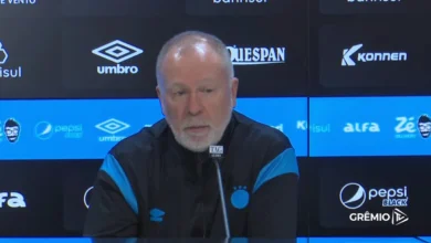 Mano Menezes vê Grêmio em evolução e elogia jogador: "Mais frio que um iceberg" Mano Menezes feliz pela vitória do Grêmio