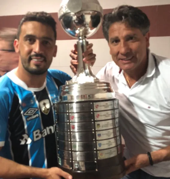 Edilson resgata foto antiga no vestiário do Grêmio e manda recado para Renato Muito amigo de Renato Portaluppi já de longa data, Edilson, que foi lateral vencedor pelo Grêmio, publicou um recado muito positivo para o treinador do Fluminense.