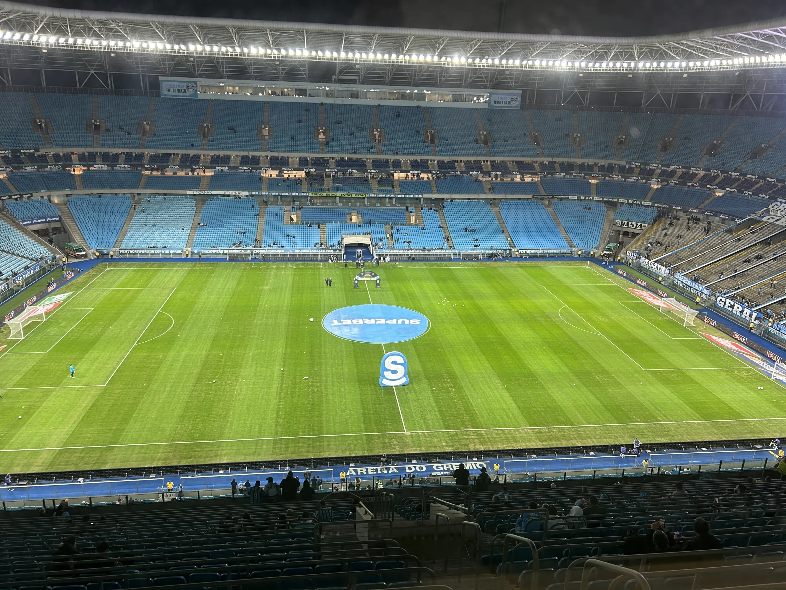 Dirigente do Grêmio detona gramado da Arena antes da volta dos jogos oficiais Arena do Grêmio com falhas