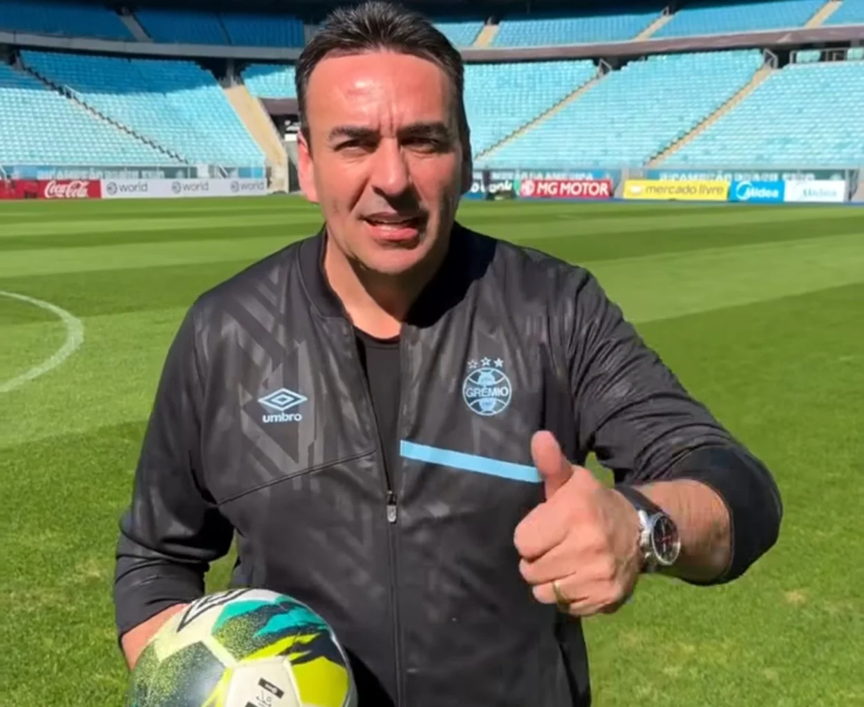 Marques mostra gramado da Arena, chuta bola para cima e convoca torcedor do Grêmio Marcelo Marques chama torcida do Grêmio