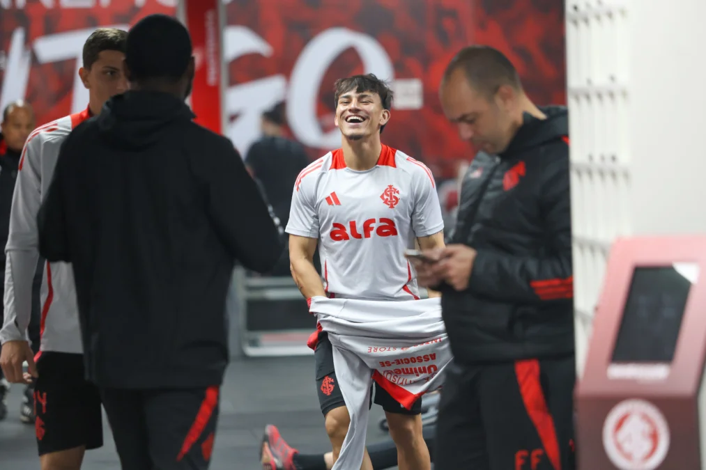 Inter tem mudança na escalação contra o Ceará; veja prováveis times e onde assistir Bernabei em momento descontraído no CT do Inter