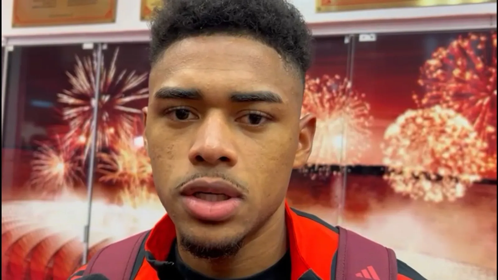 Victor Gabriel retorna às origens e diz estar disponível como lateral: "Só quero ajudar o Inter" Victor Gabriel, dando entrevista após vitória do Inter por x0 contra o Vitória-BA
