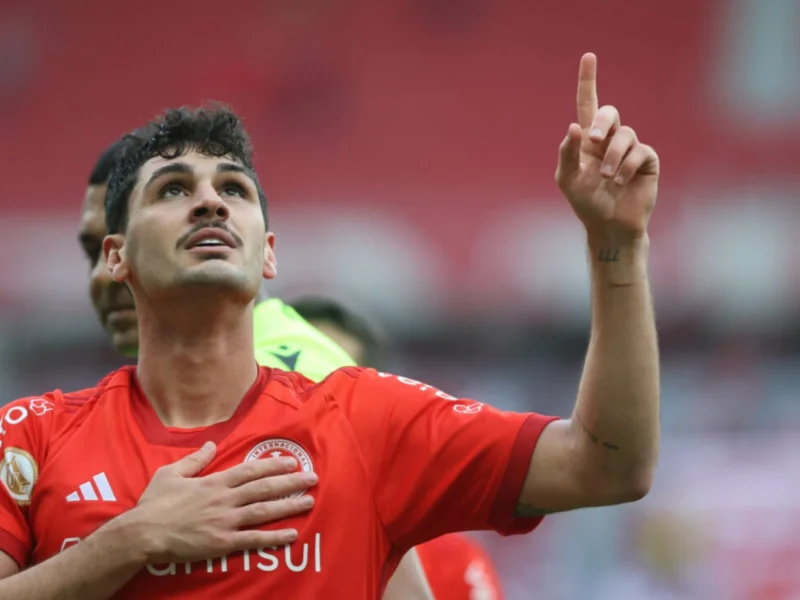 Faz o Pix! Inter comemora e enche os cofres com venda de Johnny; grana pesada na conta Johnny comemorando gol pelo Inter