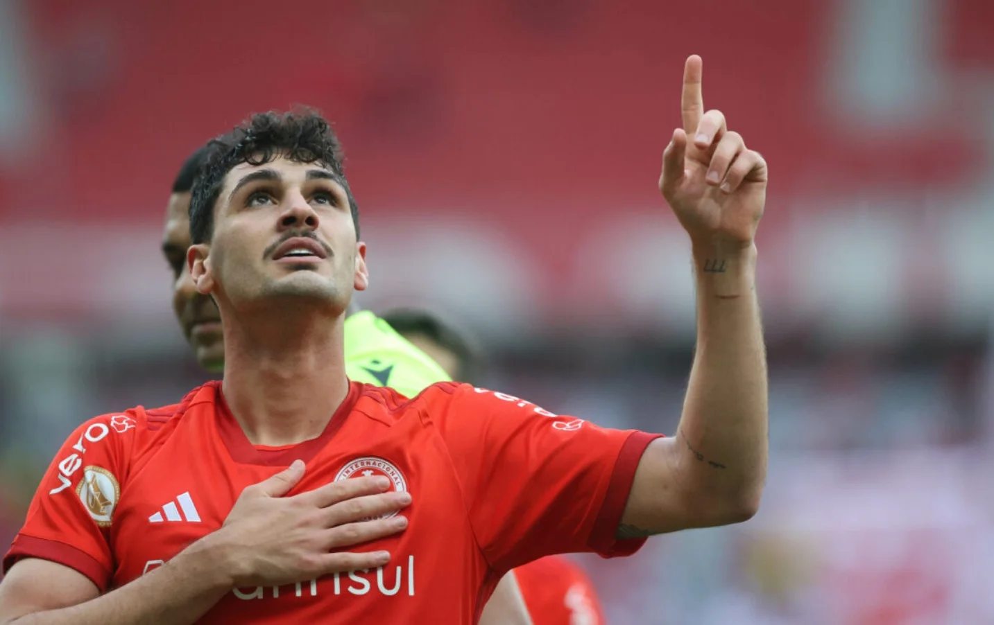 Faz o Pix! Inter comemora e enche os cofres com venda de Johnny; grana pesada na conta Johnny comemorando gol pelo Inter