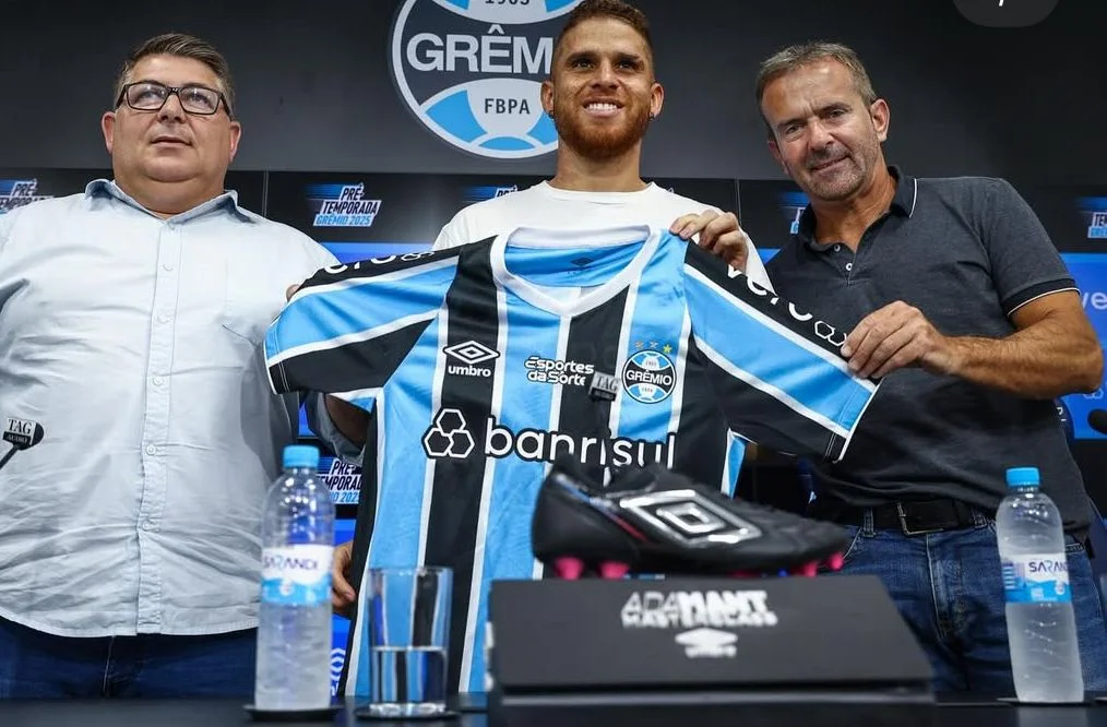 Cuéllar reclama e culpa comissão técnica anterior por sequência de lesões no Grêmio Cuéllar sendo apresentado no Grêmio
