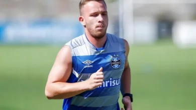 Arthur negocia com Betis e diz não ao retorno ao Grêmio Arthur em dia de treinamento no Grêmio