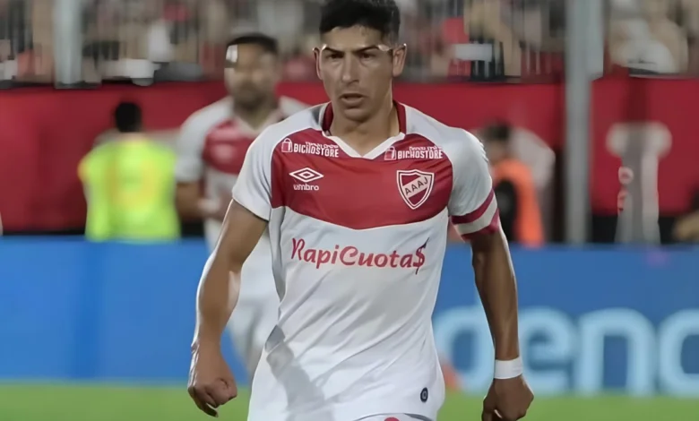 Chega com moral! Alan Rodríguez já conversa com líderes do Inter, afirma jornalista Alan Rodríguez, atuando com a camisa do Argentinos Juniors, em negociação com o Inter