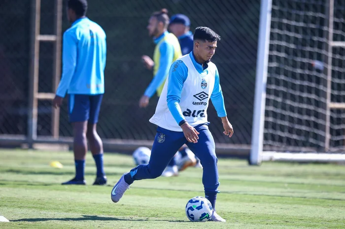Dirigente do Grêmio explica o que está acontecendo na "novela Arezo" e pede proposta compatível Arezo em treino do Grêmio