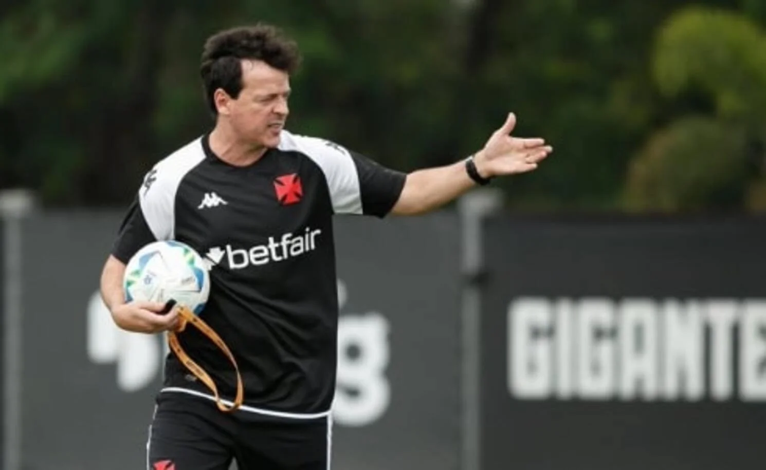 Diniz manda a real para vascaínos em protesto antes de pegar o Grêmio: "Estão f... há 20 anos" Fernando Diniz pelo Vasco