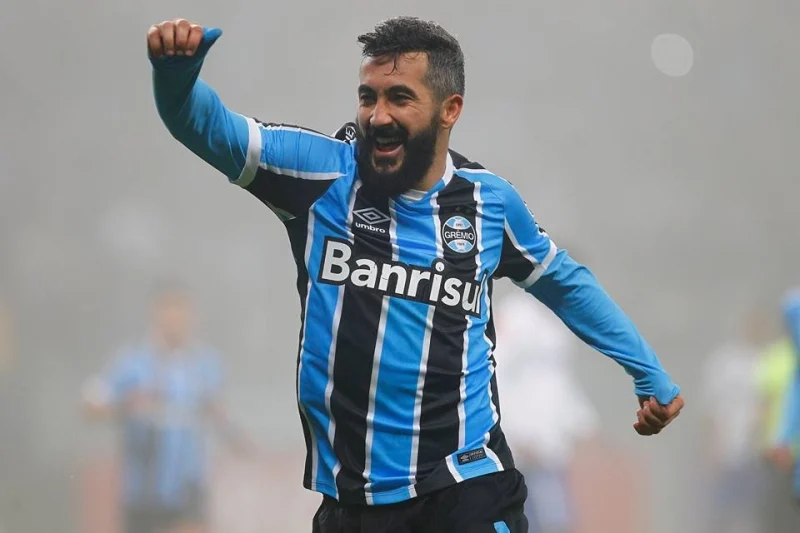 O candidato que o ex-meia Douglas está apoiando nas eleições do Grêmio Douglas pelo Grêmio
