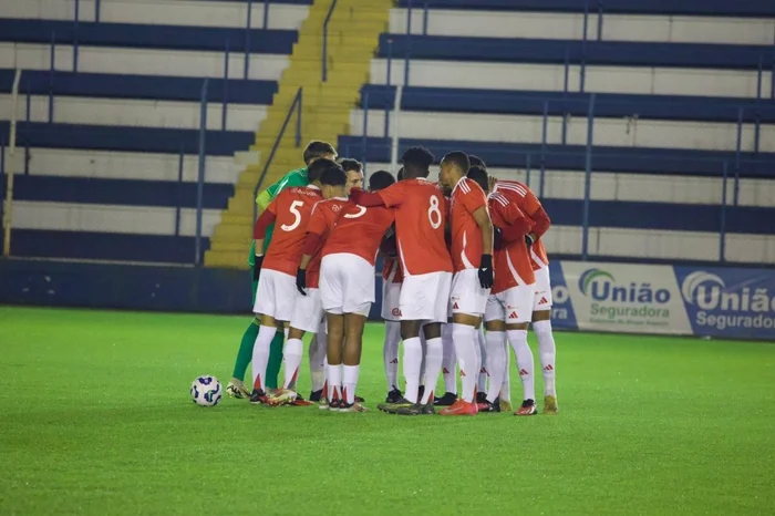 Inter bate o Corinthians com gol "sem querer" e deixa o Z4 do Brasileirão Sub-20 Inter vence no Brasileirão Sub-20