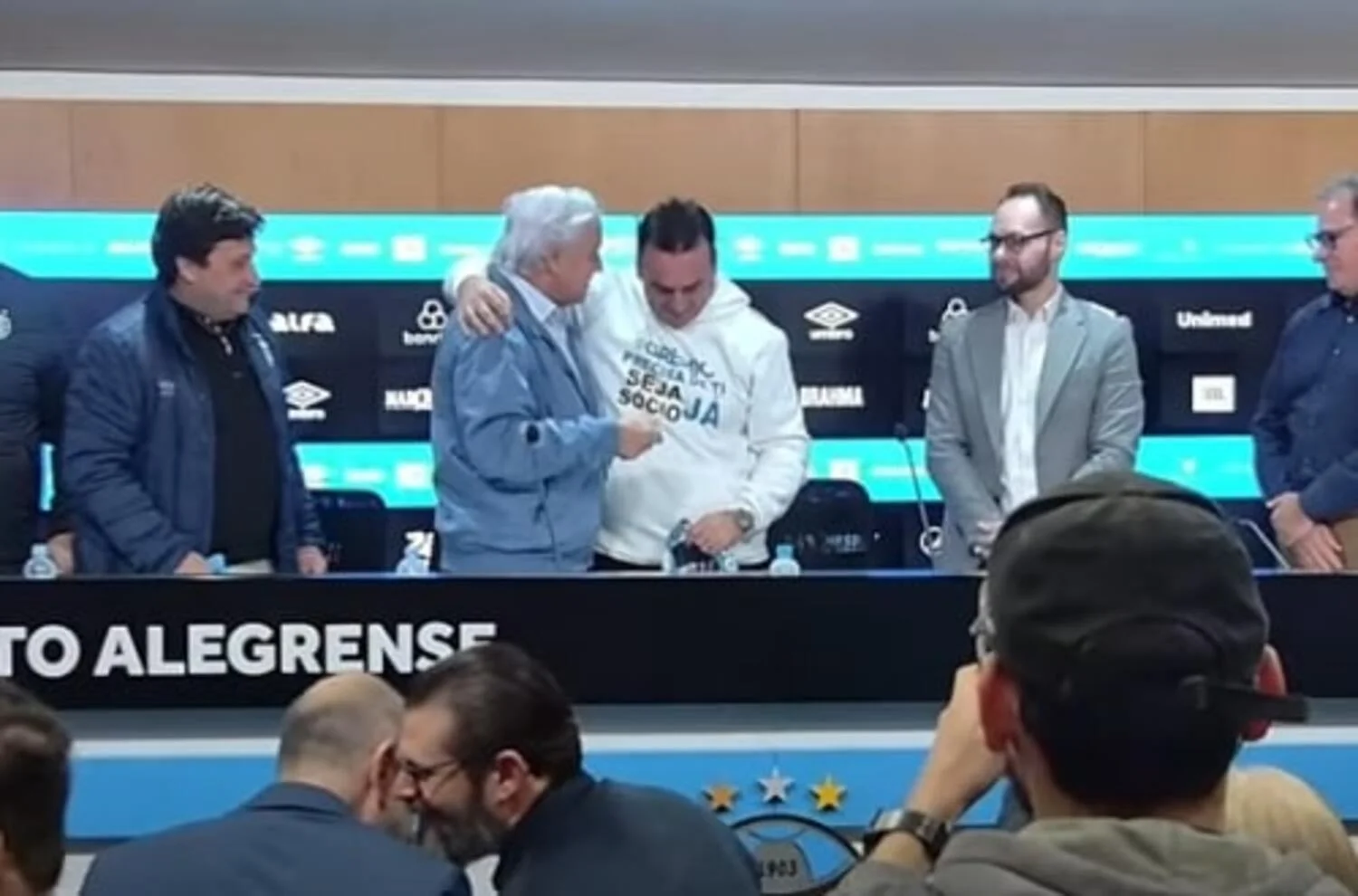 Transmissão do Grêmio deixa vazar áudio da conversa entre Odone e Marcelo Marques Odone com Marques no Grêmio