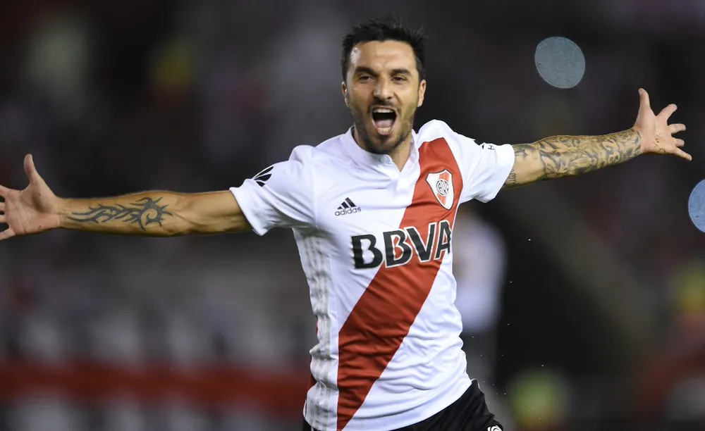 Lembra dele? Entrou para o livro dos recordes ao marcar dois gols com a camisa do Inter Craque Argentino, Scocco, jogou pelo Inter em 2013 e depois no River Plate mas nunca atuou no gramado do Beira-Rio com a camisa do Inter