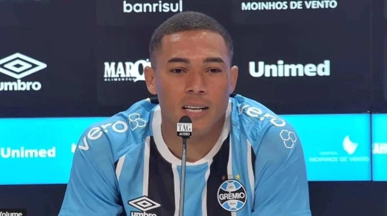 No Grêmio, Carlos Vinícius escolhe número alternativo e cita relação com Mourinho Carlos Vinícius pelo Grêmio