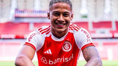 Vitinho com a camisa do Inter