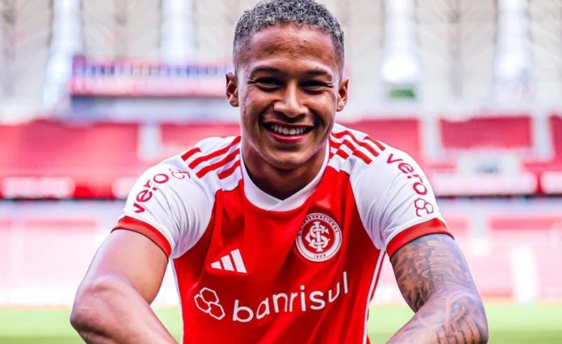 Ainda joga pelo Inter? A situação do atacante Vitinho após o término do contrato Vitinho com a camisa do Inter