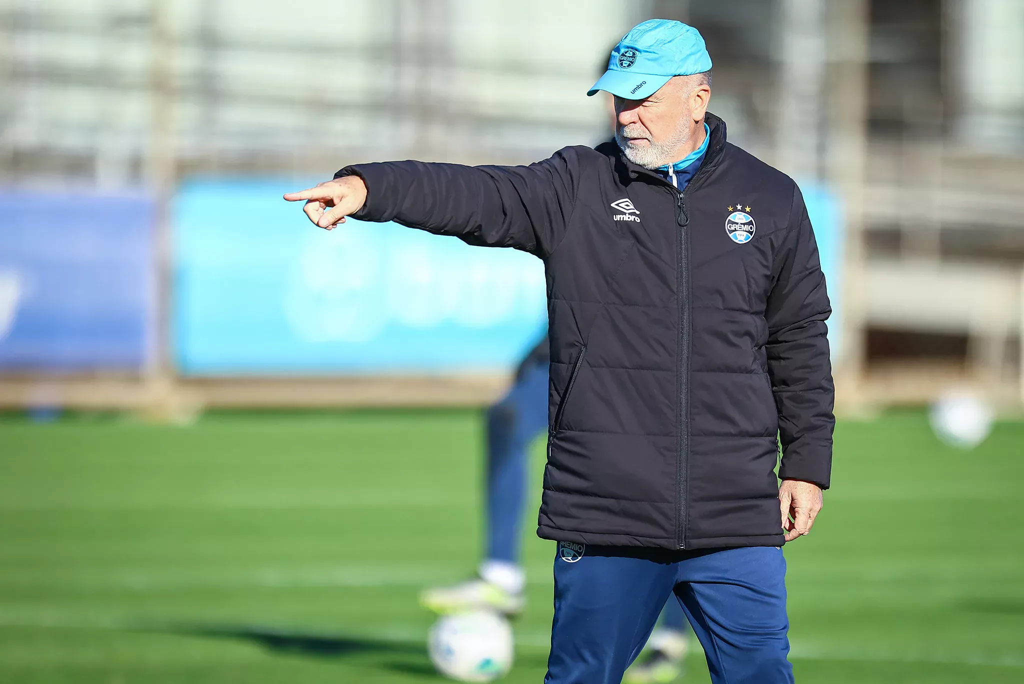 Mano Menezes revela como tem sido a relação com Felipão no dia a dia do Grêmio Mano Menezes em treinamento do Grêmio