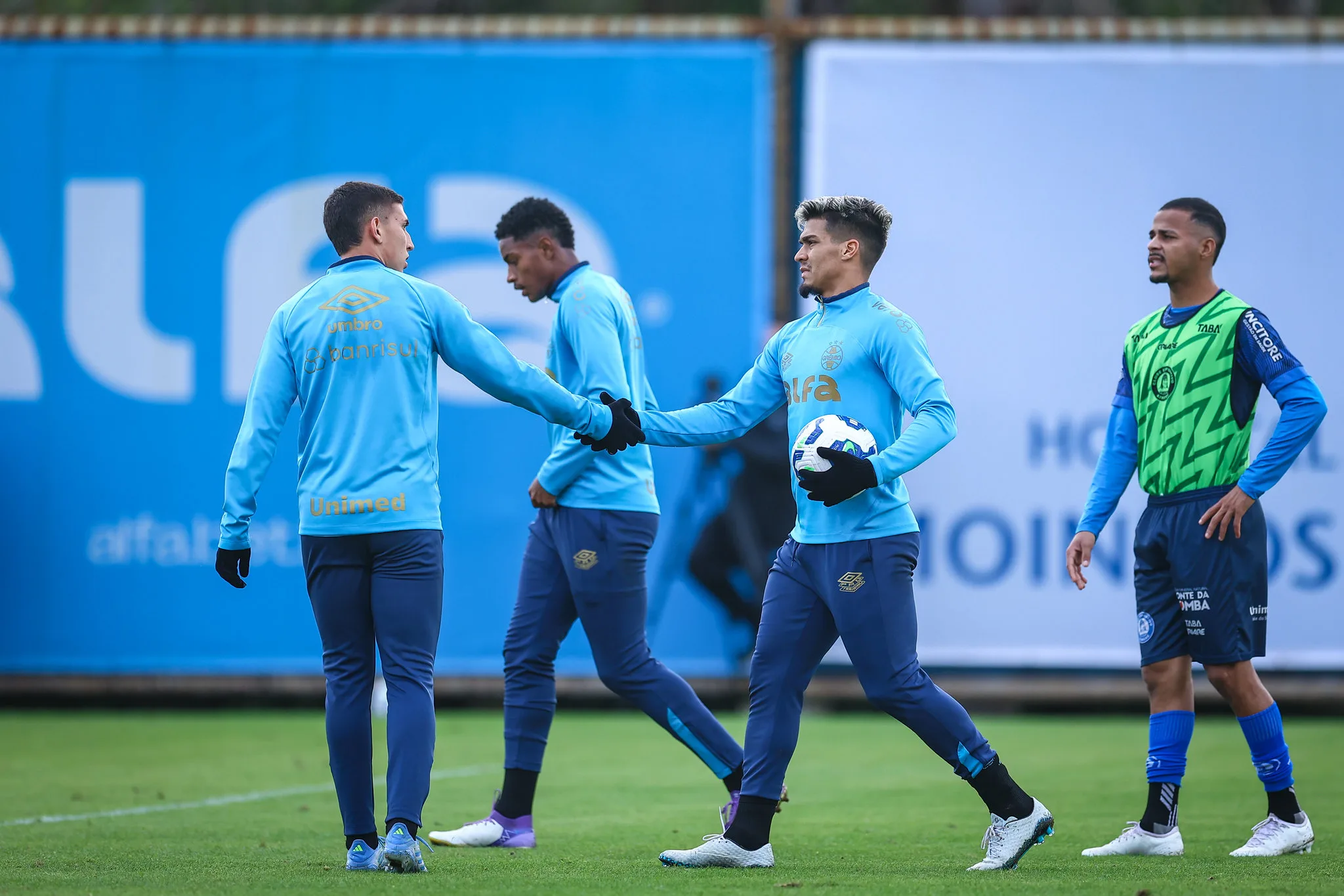 Peñarol se empolga com Arezo: "Nunca vi alguém fazer o que está fazendo para vir" Arezo em jogo-treino do Grêmio