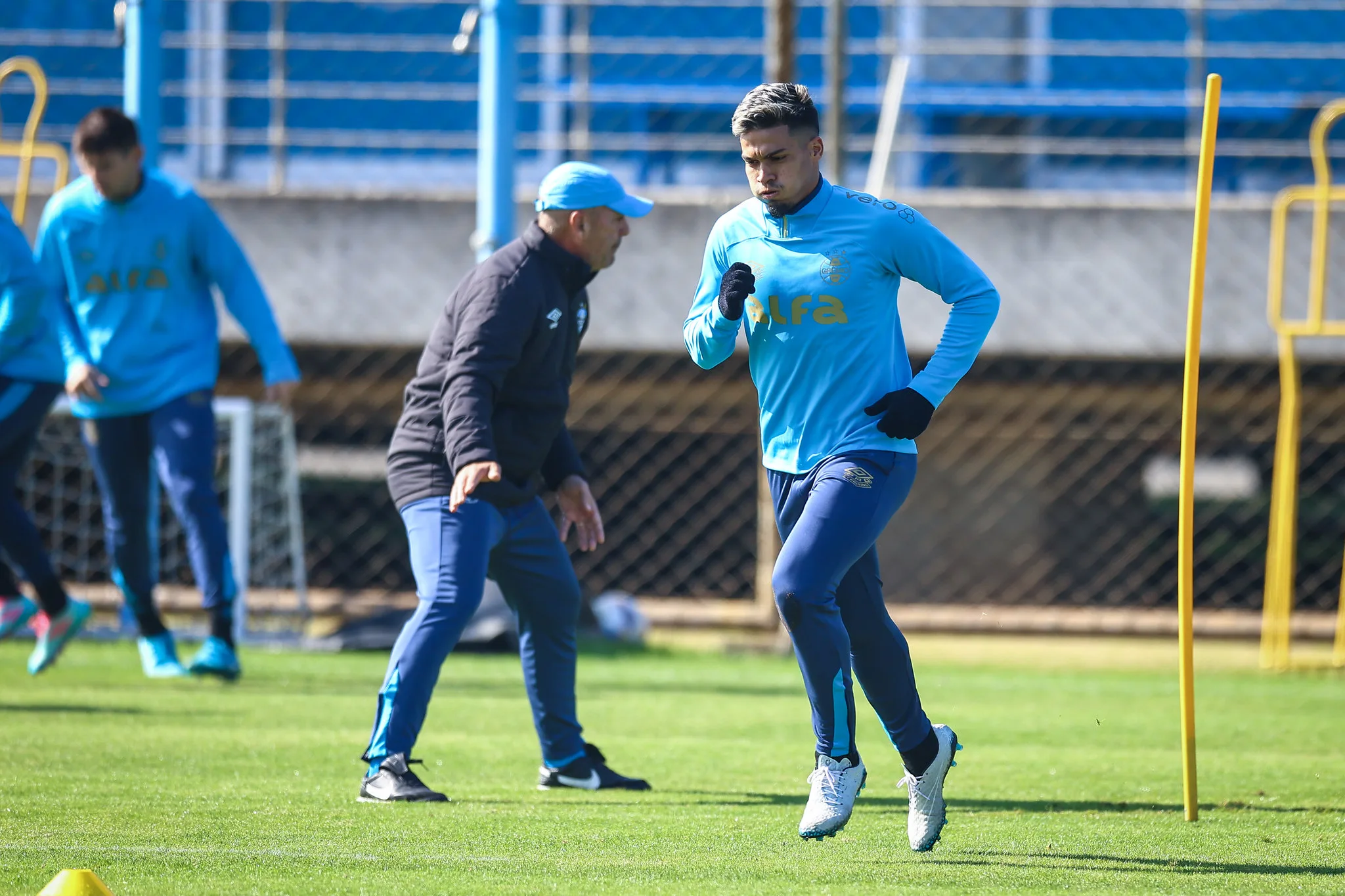 Repórter pressiona e tira resposta de Arezo: "Você quer permanecer no Grêmio?" Arezo pelo Grêmio