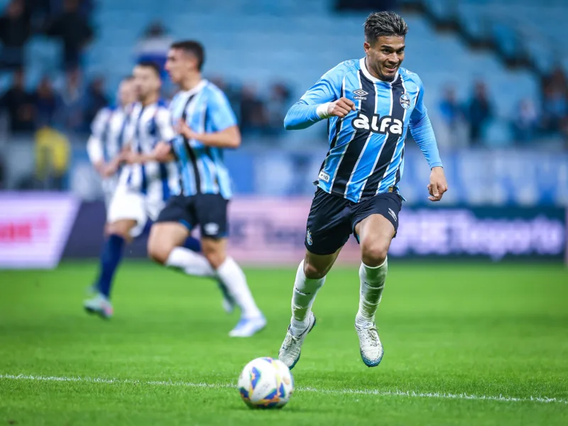 Arezo com a camisa do Grêmio