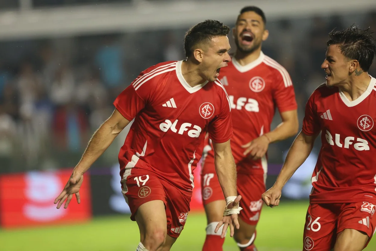 Inter cresce na tabela após vencer o Santos, mas perde titular para o próximo jogo Rafael Borré comemora seu gol de pênalti após a vitória do Inter por 2x1 contra o Santos de Neymar