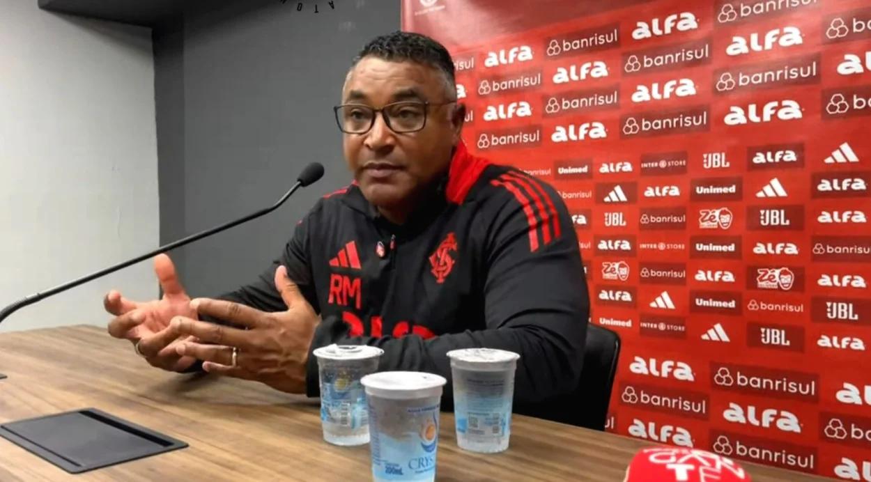 Roger Machado celebra vitória tática do Inter e destaca estratégia para conter Neymar na Vila Belmiro Roger Machado em entrevista coletiva de imprensa após a vitória do Inter por 2x1 contra o Santos de Neymar