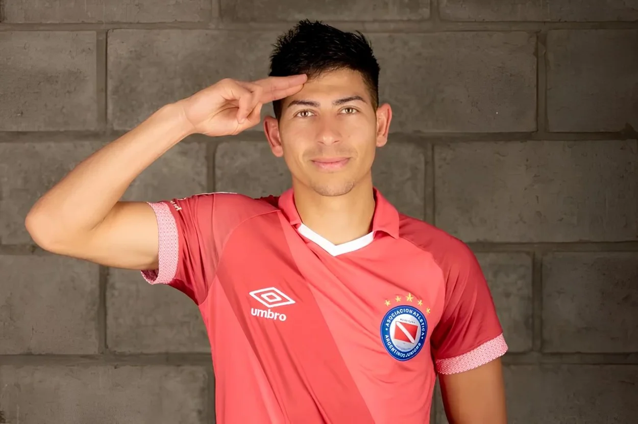 Alan Rodríguez, atuando com a camisa do Argentinos Juniors, em negociação com o Inter