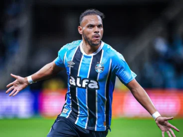 Braithwaite surpreende com elogios aos árbitros e projeta Grêmio com Arthur e Willian Braithwaite pelo Grêmio