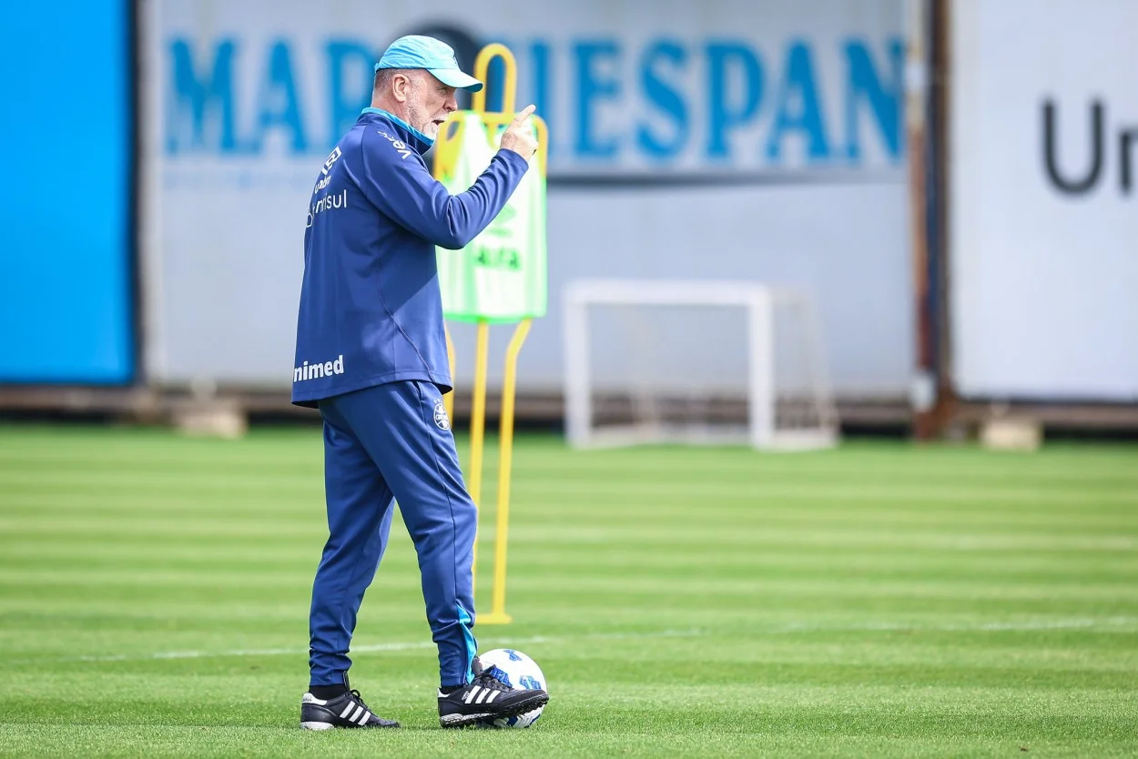 Mano define lateral-direito do Grêmio contra o Fluminense; veja a escalação Grêmio de Mano