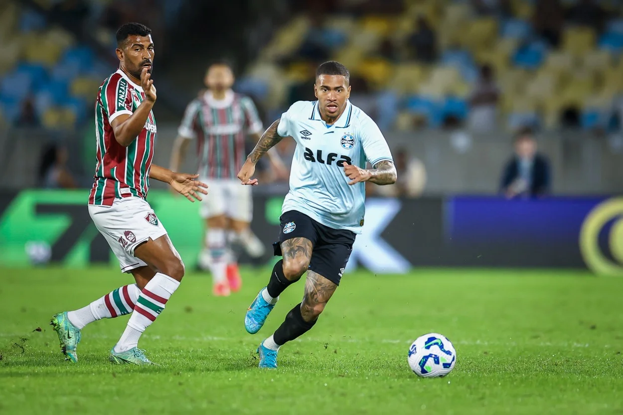 Lucas Esteves admite falta de atenção em Fluminense 1x0 Grêmio: "Futebol é jogo de detalhe" RS - FUTEBOL/CAMPEONATO BRASILEIRO 2025/GREMIO X FLUMINENSE - ESPORTES - Lance da partida entre Gremio e Fluminense disputada na noite deste sabado, no Estadio do Maracana, no Rio de Janeiro, em partida valida pela Campeonato Brasileiro 2025. FOTO: LUCAS UEBEL/GREMIO FBPA