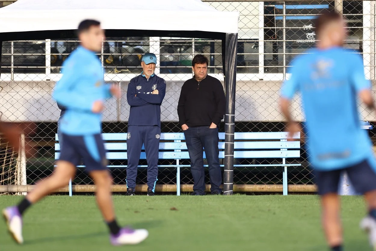 Mano Menezes tem reunião com elenco do Grêmio; Cuéllar, Edenilson e Pavón devem ganhar chances Mano Menezes pelo Grêmio