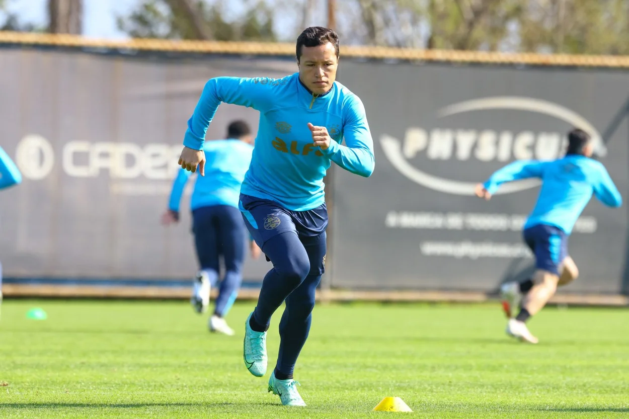 Marlon celebra "fico" de Mano no Grêmio e detona caso do aeroporto: "Não são torcedores" Marlon pelo Grêmio