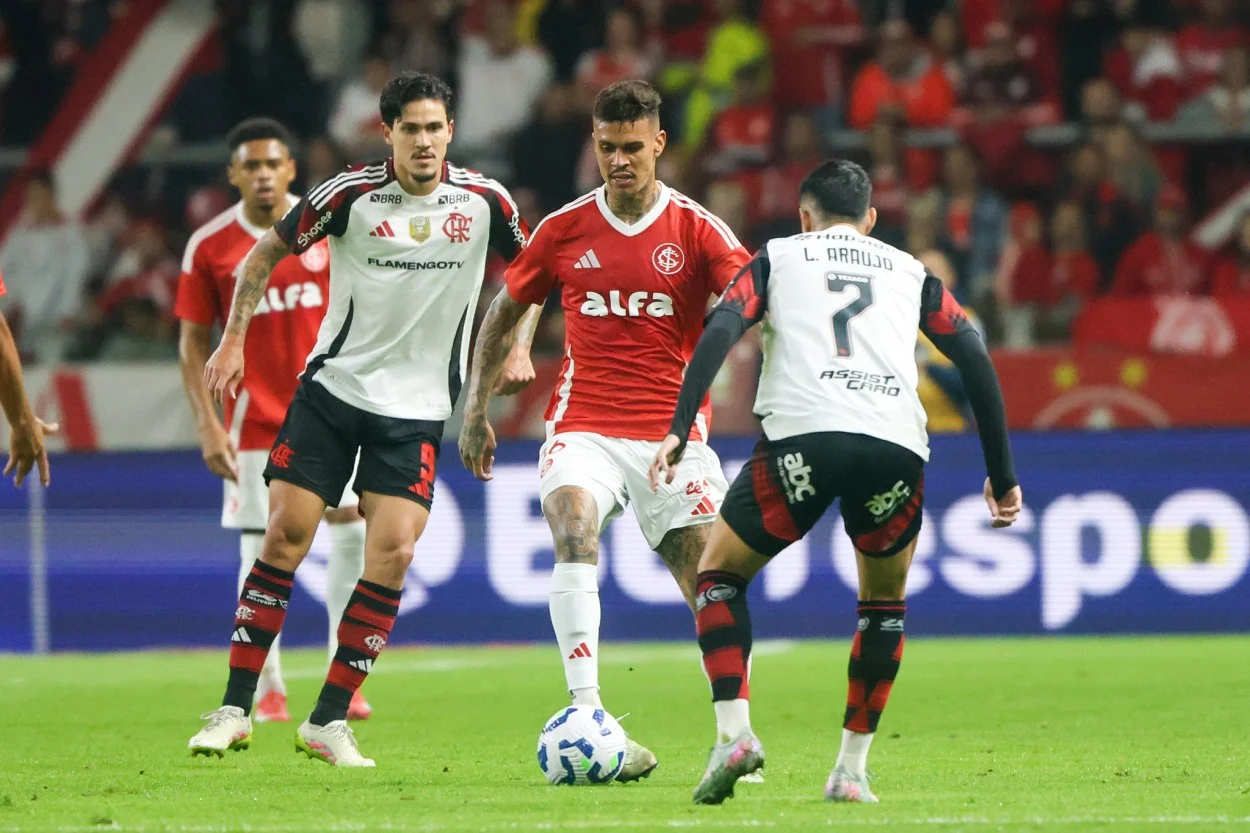 Inter é dominado pelo Flamengo no Beira-Rio e perde por 3x1 pelo Brasileirão Jogador do Inter contra o Flamengo.