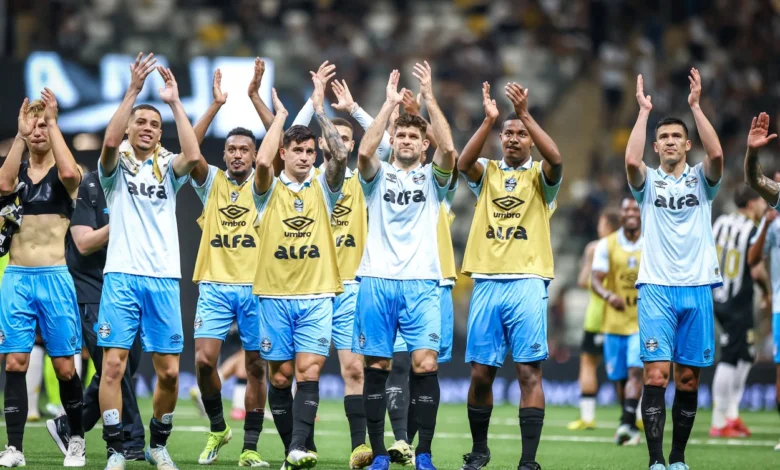 Grêmio vê luz no fim do túnel e aposta em reforços para virar a chave no Brasileirão Jogadores do Grêmio, após vitória 3x1 contra o Atlético Mineiro