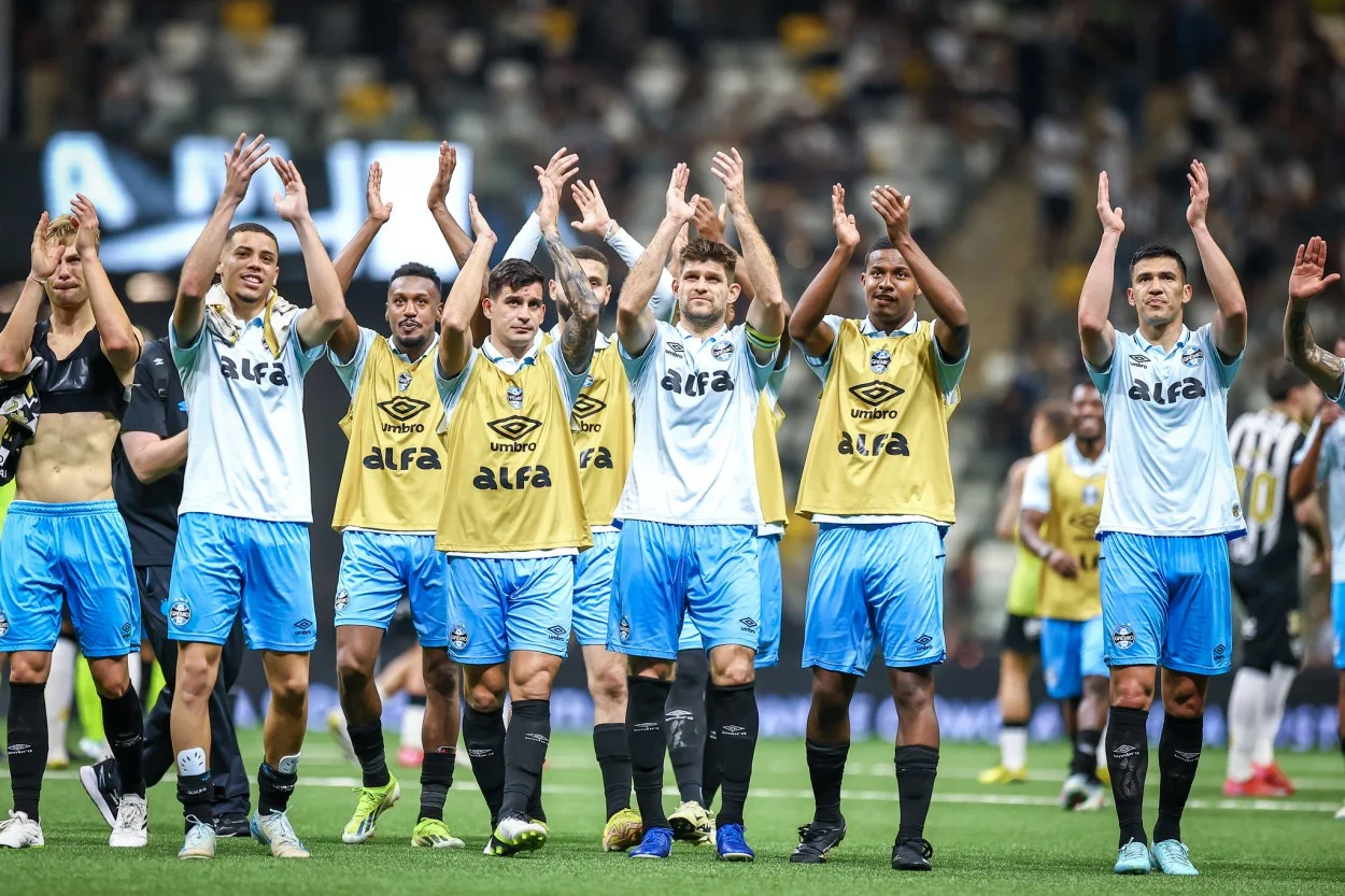 Grêmio vê luz no fim do túnel e aposta em reforços para virar a chave no Brasileirão Jogadores do Grêmio, após vitória 3x1 contra o Atlético Mineiro