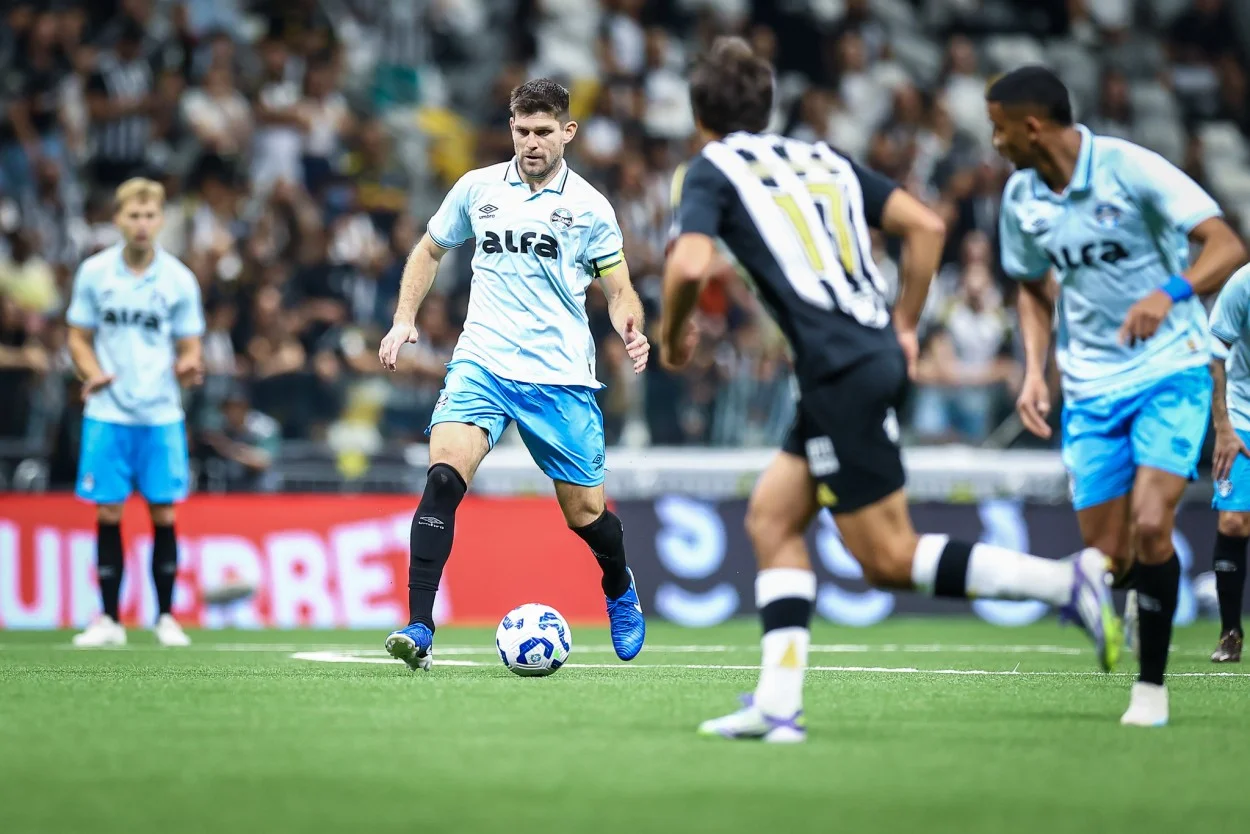 Kannemann responde pergunta sobre Arthur de volta ao Grêmio: "É meu amigo" Kannemann com a camisa do Grêmio
