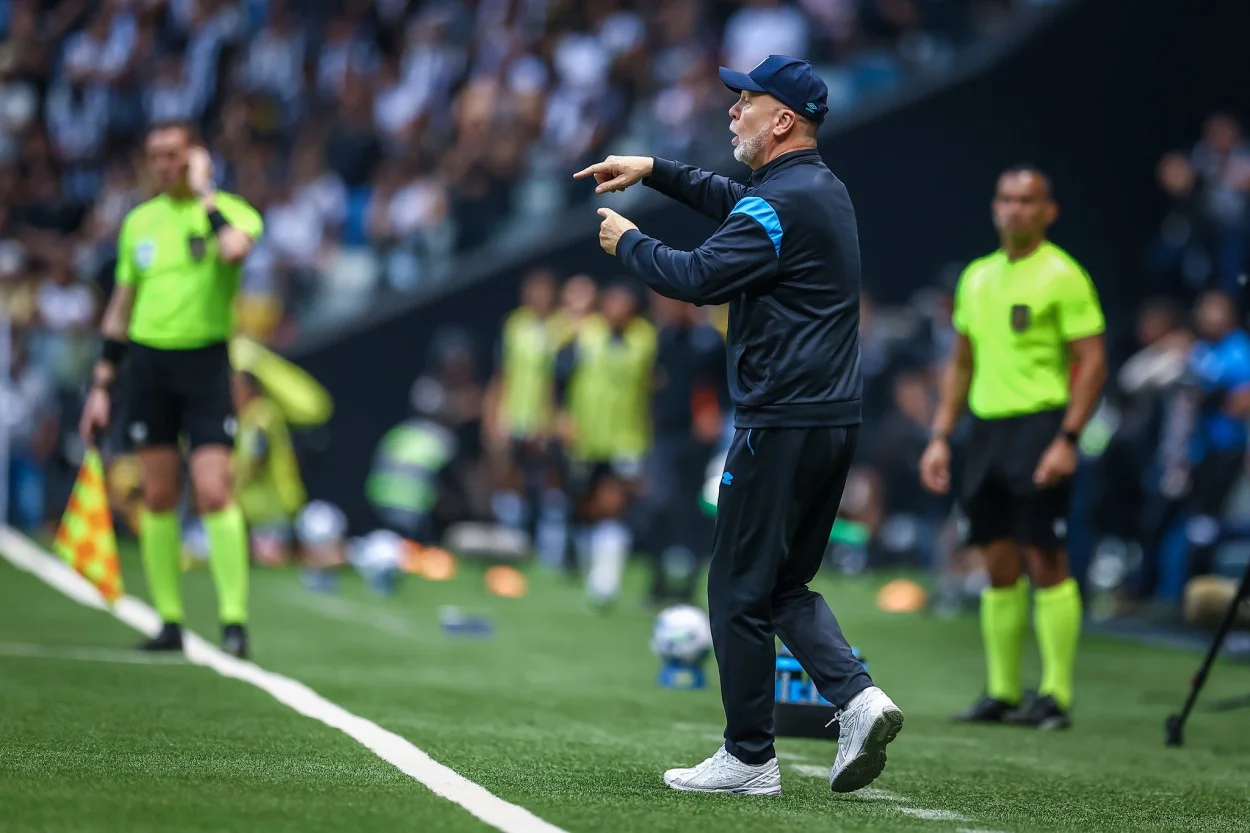 Mano Menezes admite "reunião especial" com o elenco do Grêmio antes da vitória Mano Menezes pelo Grêmio