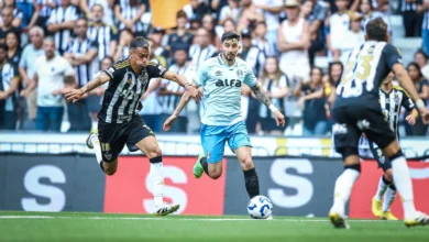 No vestiário, Mano Menezes reuniu atletas e dedicou vitória do Grêmio para Villasanti Villasanti se lesionou no Grêmio